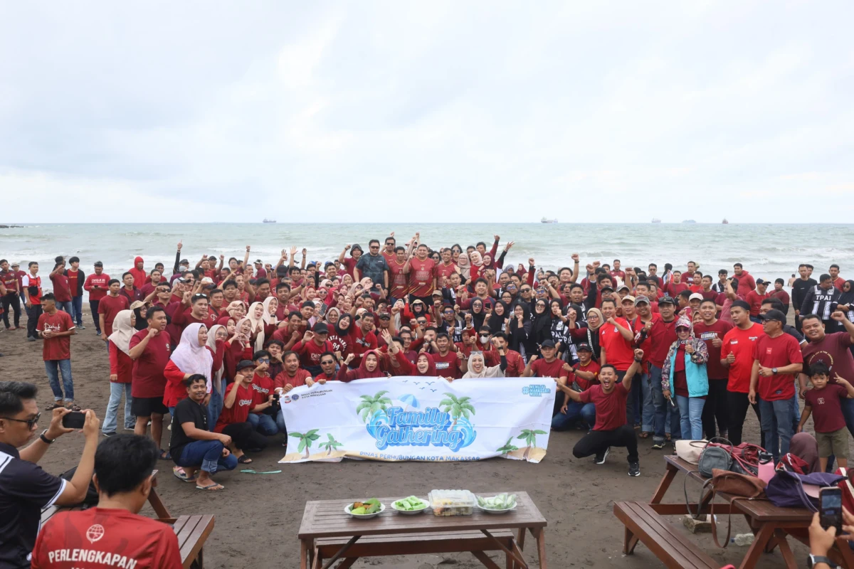 Foto bersama Wali Kota Makassar dalam kegiatan Family Gathering Dinas Perhubungan Makassar di Pantai Indah Bosowa