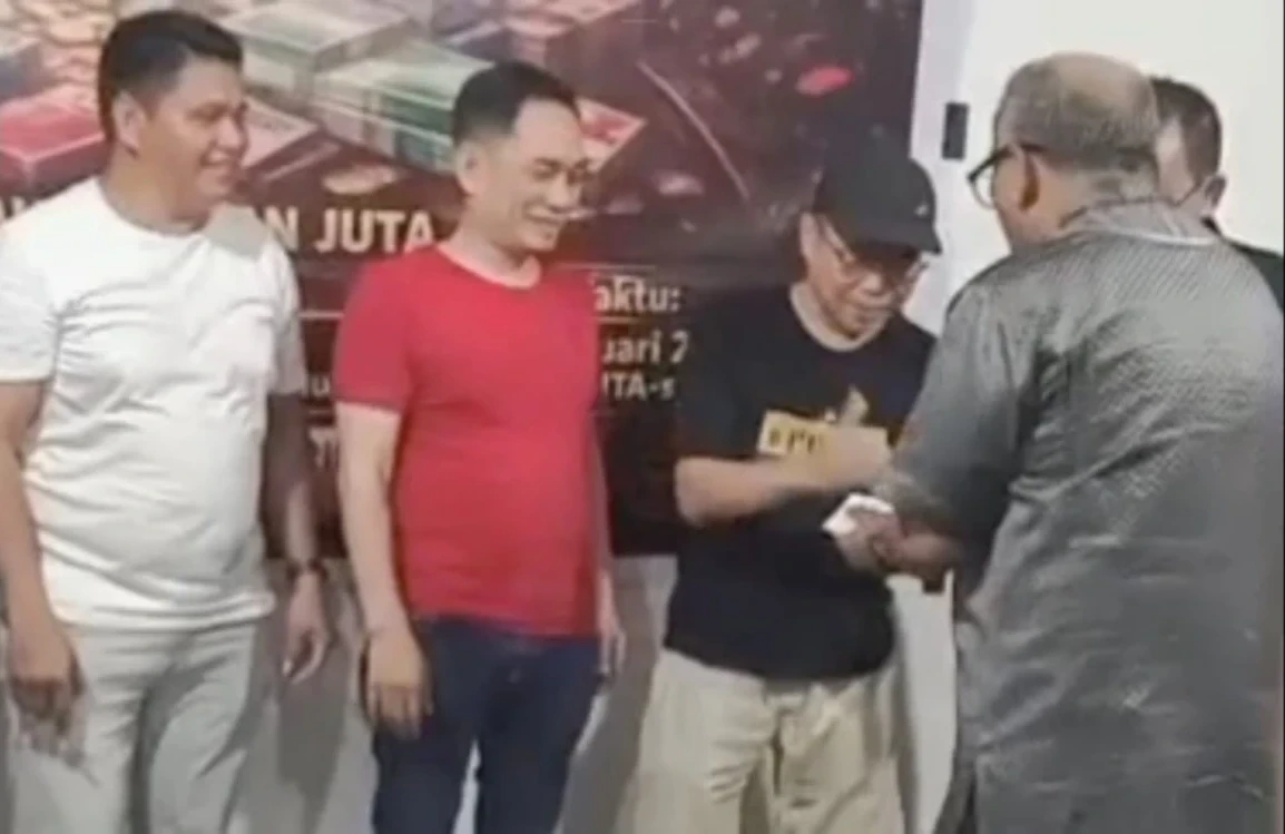 IAS beri hadiah ke UQ