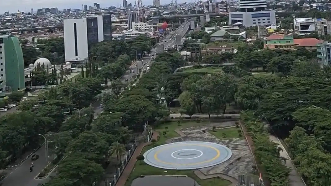 Tim Sulawesipos.com memantau kondisi jalanan kota pada hari pertama 2026 dari langit Makassar.