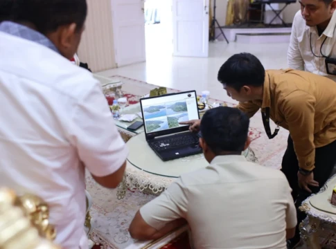 Bupati Bone, H Andi Asman Sulaiman SSos MM menerima rombongan dari PT AAS Gemilang Mandiri di rumah jabatan (Rujab) Bupati Bone, Selasa (6/1/2026).